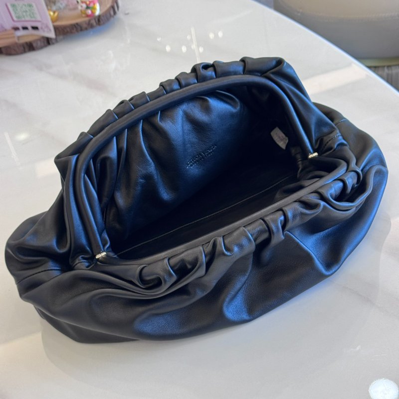 *SHIHNA名牌精品* BOTTEGA VENETA 大款雲朵皺褶牛皮手拿包-4