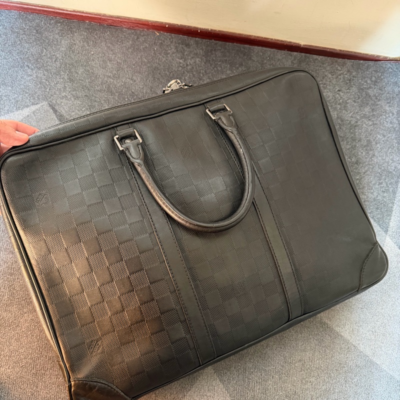 Lv黑色壓紋棋盤格公事包-1
