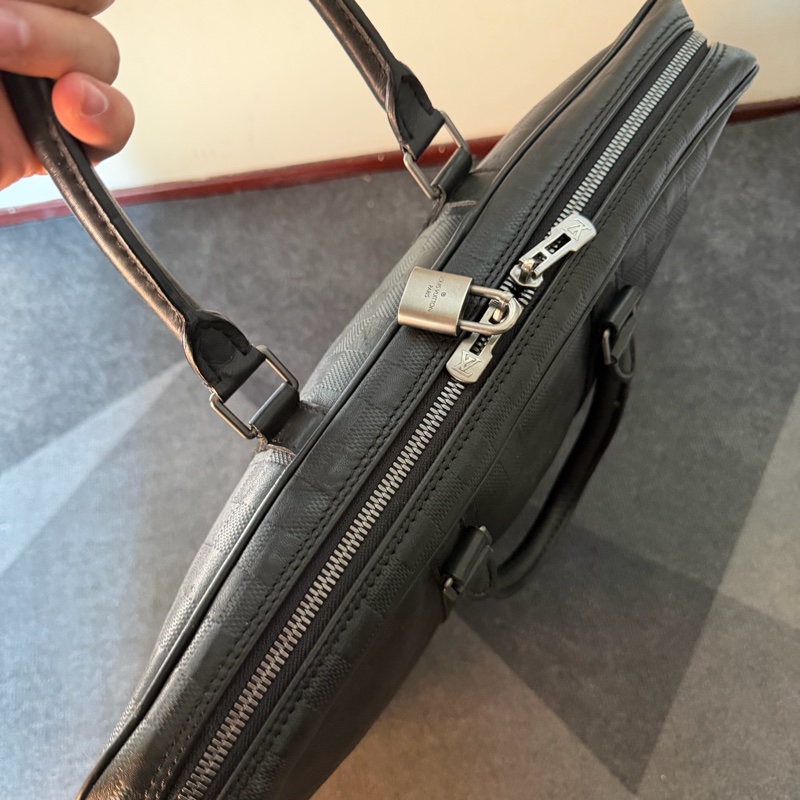 Lv黑色壓紋棋盤格公事包-8