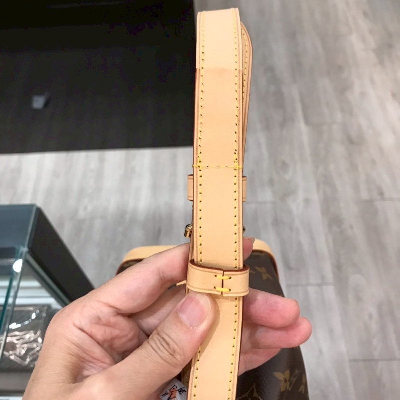LV 斜背包/側背包/手提包/水桶包 NOE BB  M46983 9成新-18