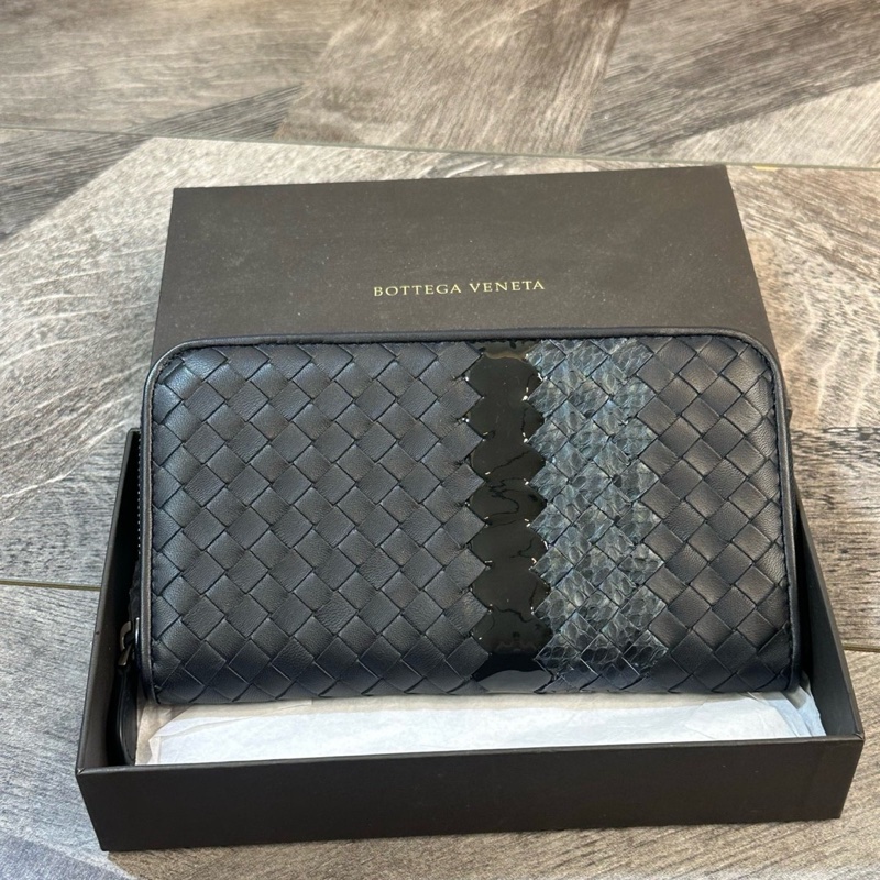 BV 葆蝶家 高端款牛皮拼蛇皮 編織拉鍊款錢包 卡位多 黑灰色 尺寸約21*2.5*12cm 附件：塵袋-0