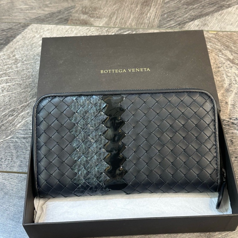 BV 葆蝶家 高端款牛皮拼蛇皮 編織拉鍊款錢包 卡位多 黑灰色 尺寸約21*2.5*12cm 附件：塵袋-1