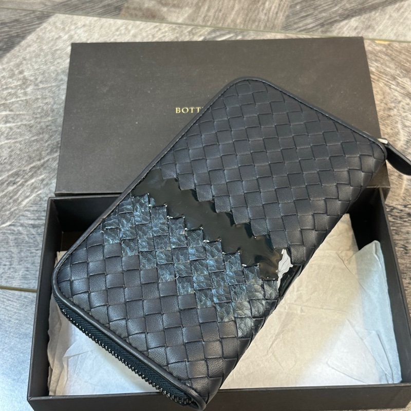 BV 葆蝶家 高端款牛皮拼蛇皮 編織拉鍊款錢包 卡位多 黑灰色 尺寸約21*2.5*12cm 附件：塵袋-2