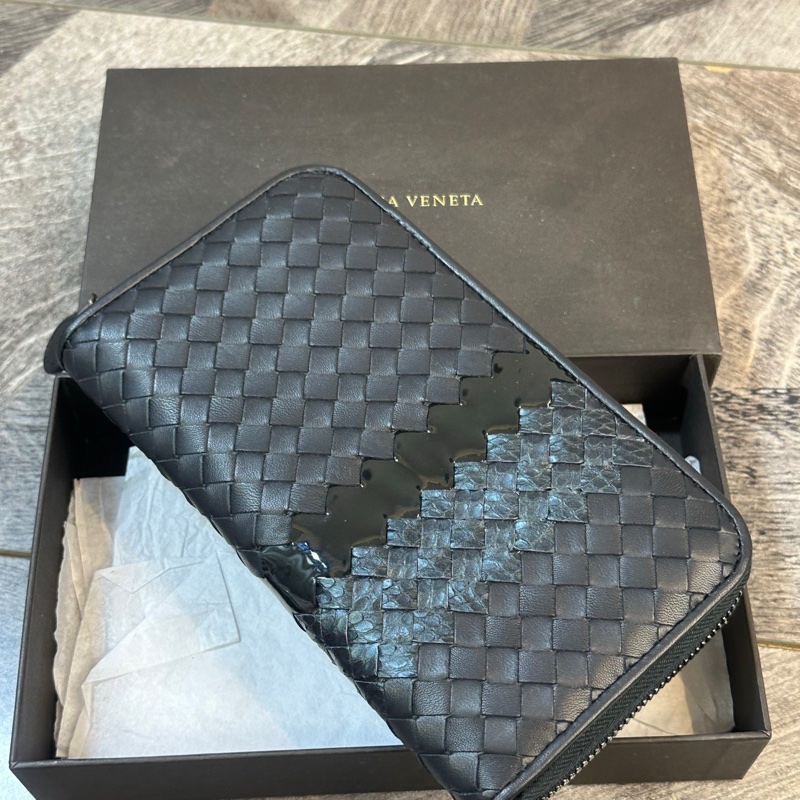 BV 葆蝶家 高端款牛皮拼蛇皮 編織拉鍊款錢包 卡位多 黑灰色 尺寸約21*2.5*12cm 附件：塵袋-3