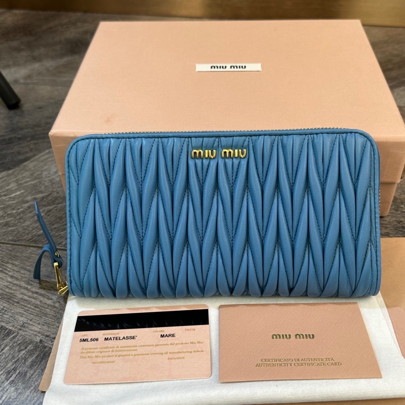 Miumiu 繆繆 經典褶皺長款拉鍊錢包 錢夾 手包 藍色 尺寸約20*2*10cm-0