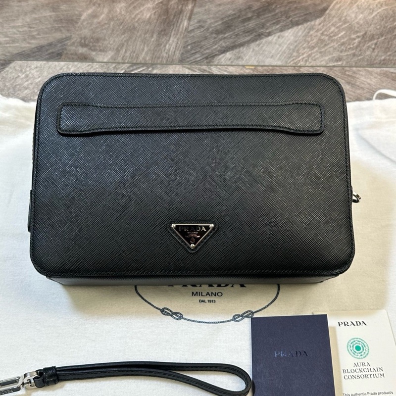 Prada 普拉達 經典款三角標 十字紋手拿包 雙層加寬設計 內有卡位 男款 黑色 尺寸約24*6*18cm 附件:塵袋。-0