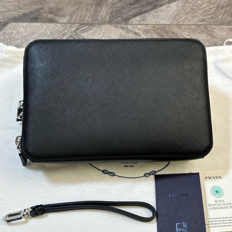 Prada 普拉達 經典款三角標 十字紋手拿包 雙層加寬設計 內有卡位 男款 黑色 尺寸約24*6*18cm 附件:塵袋。-1