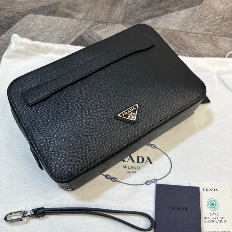 Prada 普拉達 經典款三角標 十字紋手拿包 雙層加寬設計 內有卡位 男款 黑色 尺寸約24*6*18cm 附件:塵袋。-2