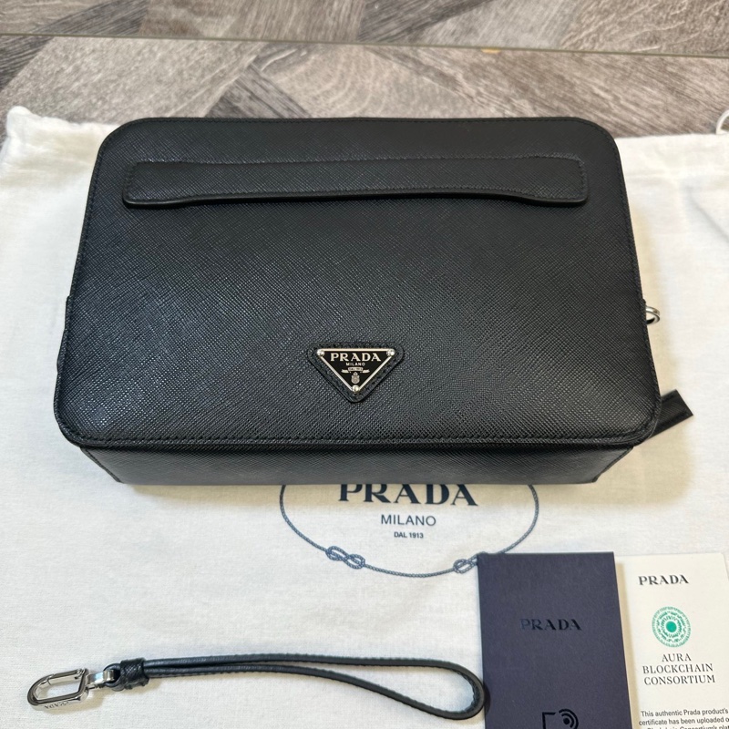 Prada 普拉達 經典款三角標 十字紋手拿包 雙層加寬設計 內有卡位 男款 黑色 尺寸約24*6*18cm 附件:塵袋。-4