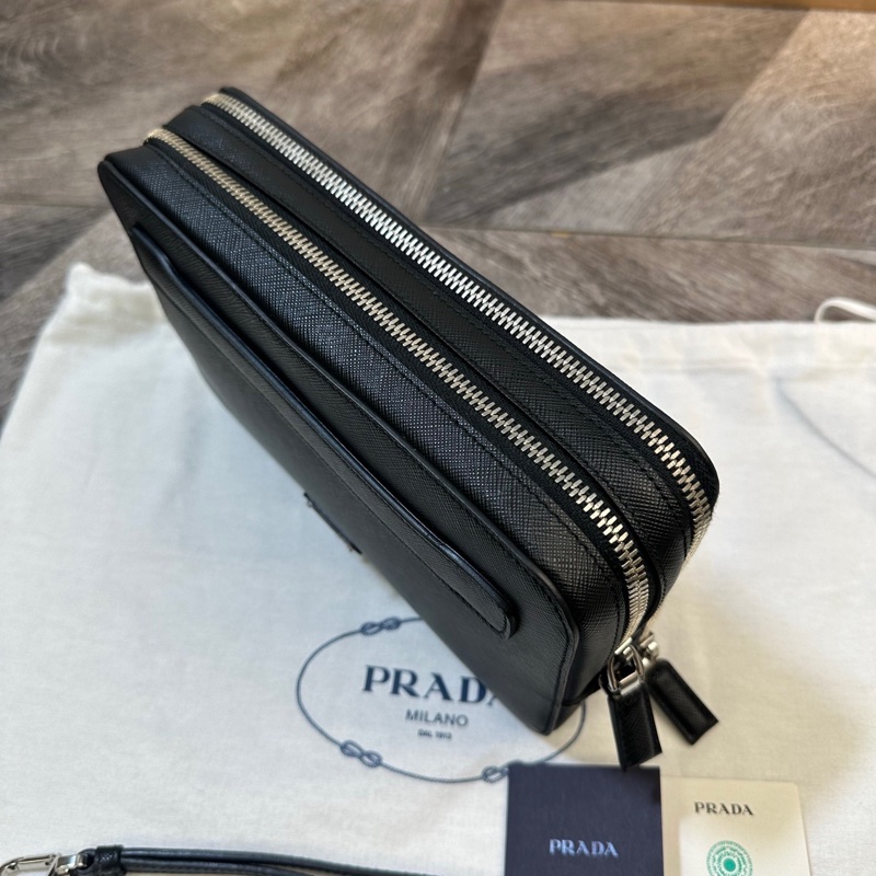Prada 普拉達 經典款三角標 十字紋手拿包 雙層加寬設計 內有卡位 男款 黑色 尺寸約24*6*18cm 附件:塵袋。-6