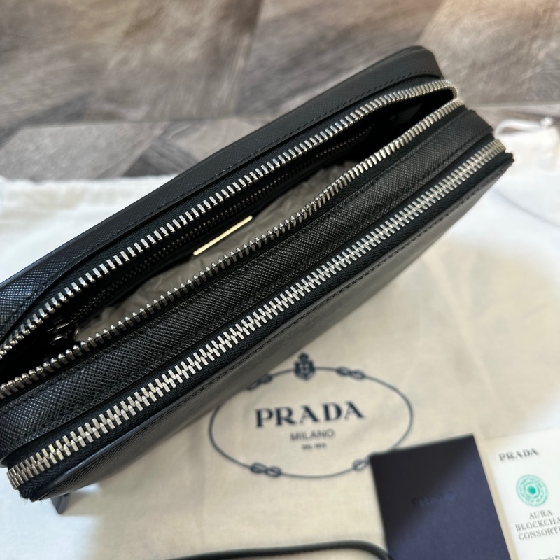 Prada 普拉達 經典款三角標 十字紋手拿包 雙層加寬設計 內有卡位 男款 黑色 尺寸約24*6*18cm 附件:塵袋。-7