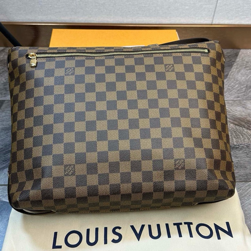 LV 經典棕色棋盤格郵差包 單肩斜挎包 大號 內外都有隔層 尺寸約35*8*28cm 附件：塵袋-1