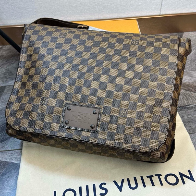 LV 經典棕色棋盤格郵差包 單肩斜挎包 大號 內外都有隔層 尺寸約35*8*28cm 附件：塵袋-4