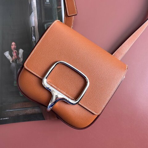 W刻::HERMES:: DELLA 18金棕色皮革銀釦肩背包 屁股包
