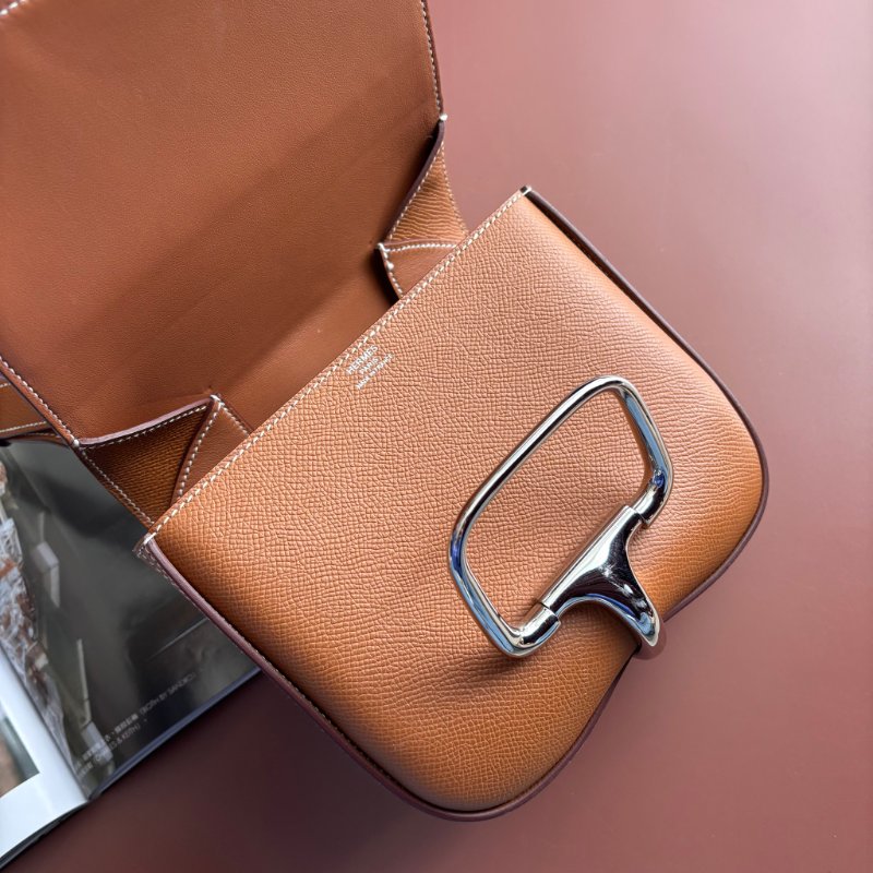 W刻::HERMES:: DELLA 18金棕色皮革銀釦肩背包 屁股包-4
