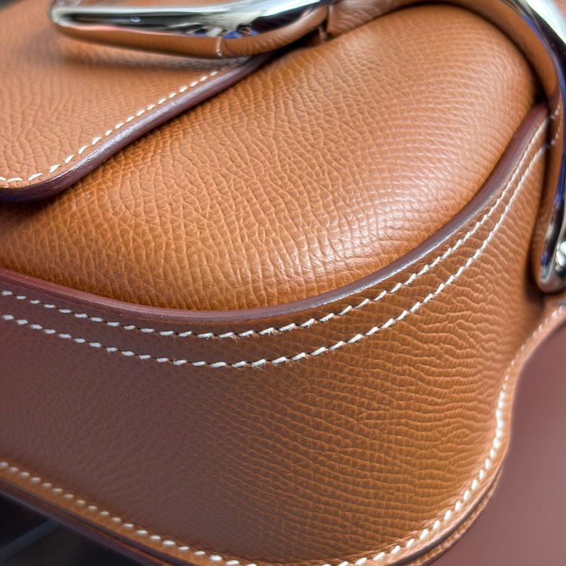 W刻::HERMES:: DELLA 18金棕色皮革銀釦肩背包 屁股包-10