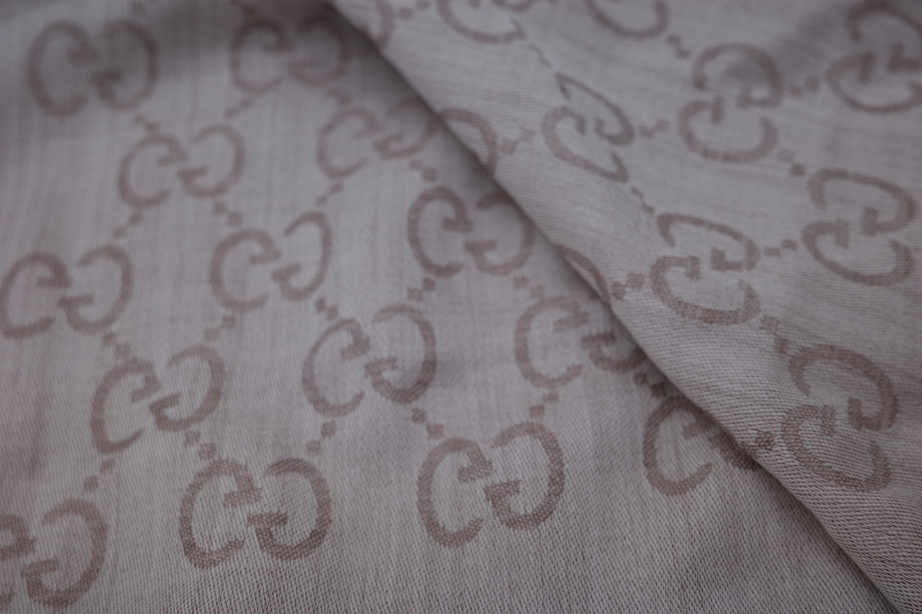 (閒置品♥️吊牌紙袋有) Gucci 古馳 GG logo 淺褐色 毛毛 鬚邊 圍巾-4