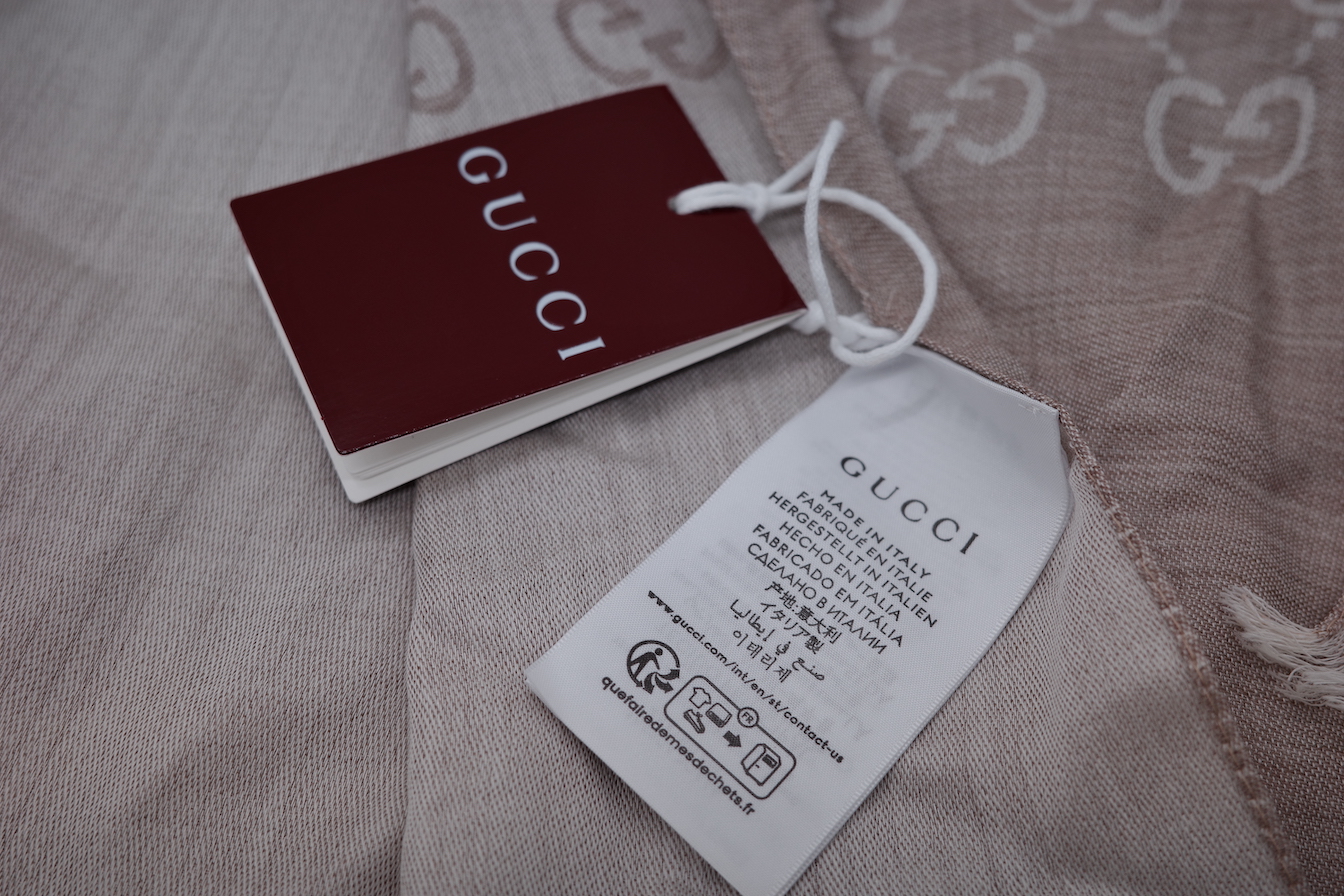 (閒置品♥️吊牌紙袋有) Gucci 古馳 GG logo 淺褐色 毛毛 鬚邊 圍巾-5