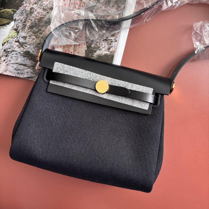 K刻 天菜::HERMES:: MINI HERBAG黑色帆布金釦斜背包-0