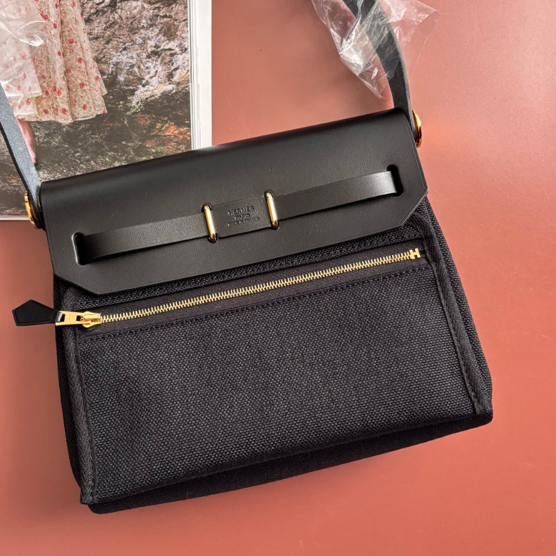 K刻 天菜::HERMES:: MINI HERBAG黑色帆布金釦斜背包-1
