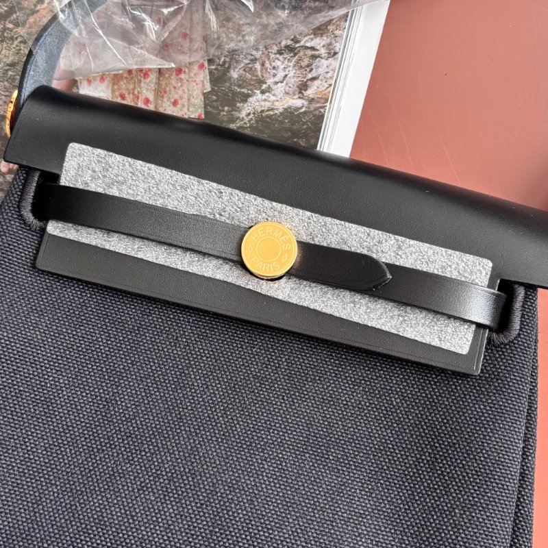 K刻 天菜::HERMES:: MINI HERBAG黑色帆布金釦斜背包-4