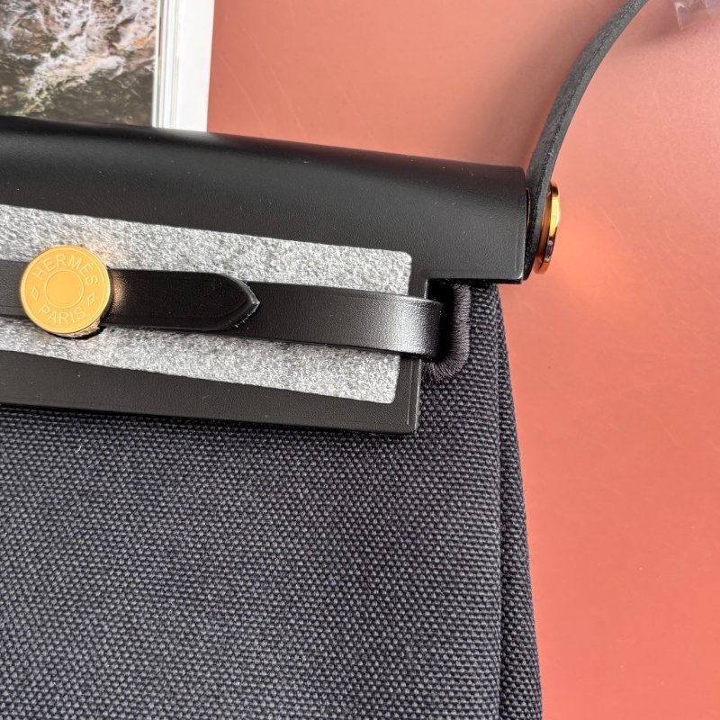 K刻 天菜::HERMES:: MINI HERBAG黑色帆布金釦斜背包-5