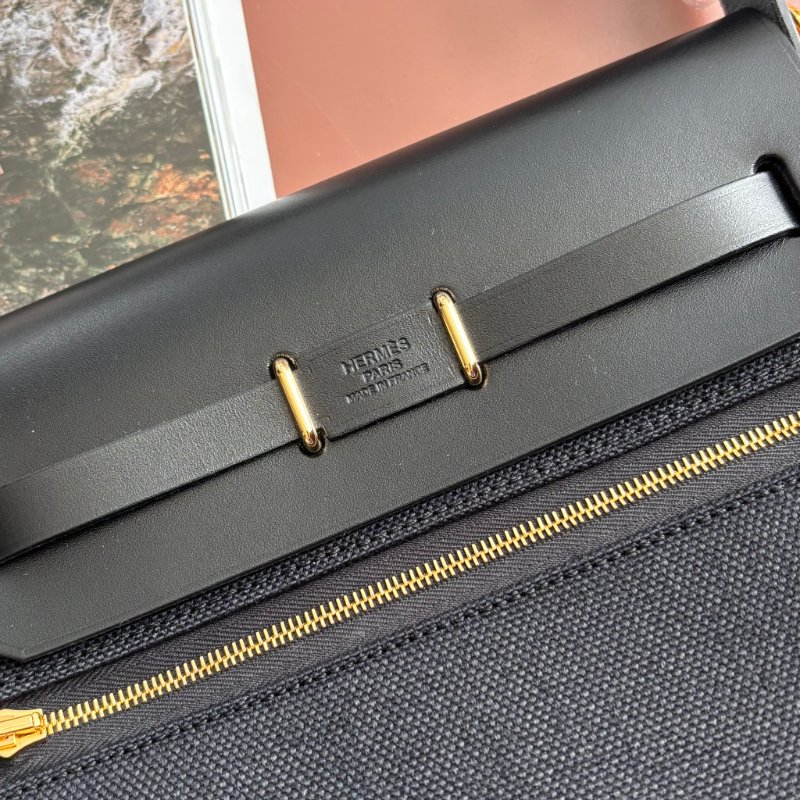 K刻 天菜::HERMES:: MINI HERBAG黑色帆布金釦斜背包-8