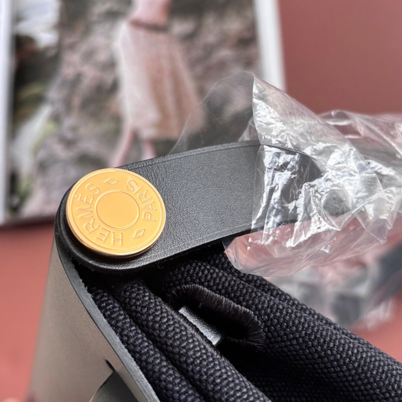 K刻 天菜::HERMES:: MINI HERBAG黑色帆布金釦斜背包-14