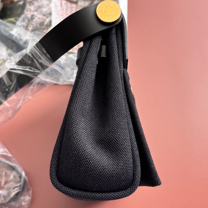 K刻 天菜::HERMES:: MINI HERBAG黑色帆布金釦斜背包-17