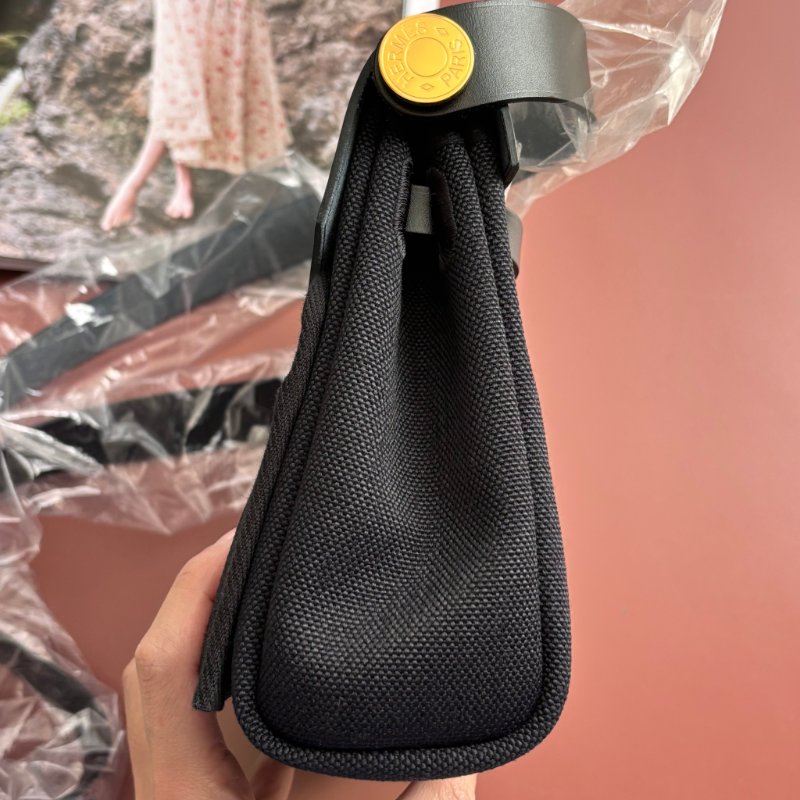 K刻 天菜::HERMES:: MINI HERBAG黑色帆布金釦斜背包-18