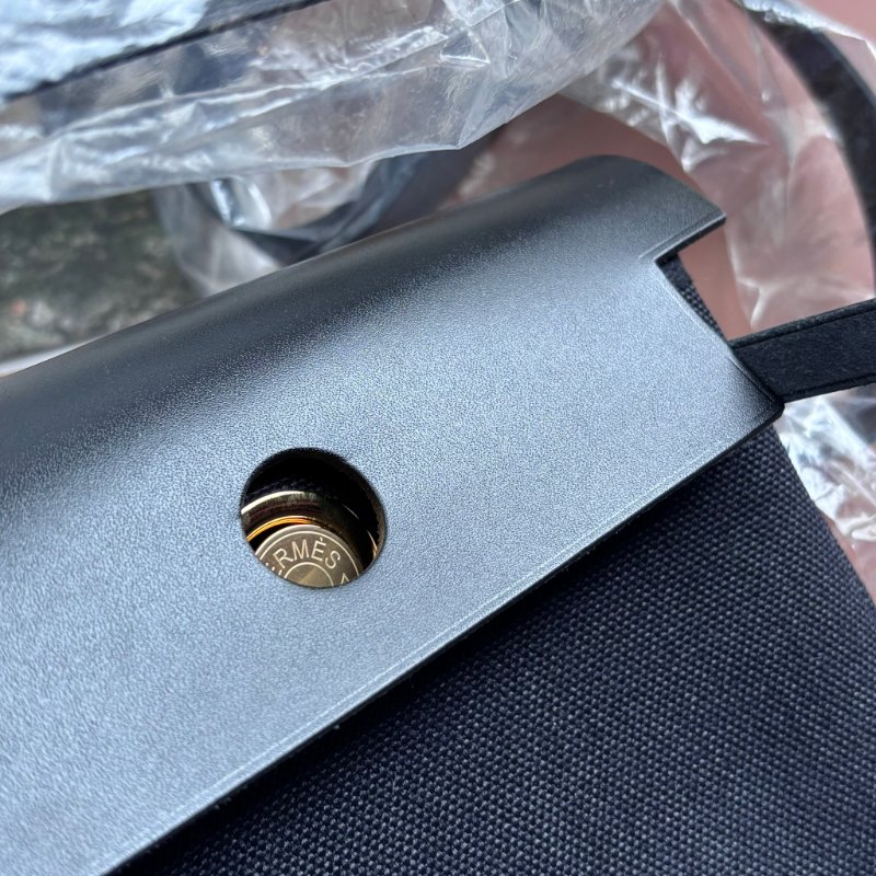 K刻 天菜::HERMES:: MINI HERBAG黑色帆布金釦斜背包-19