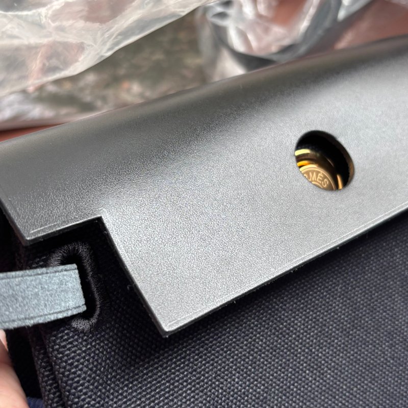 K刻 天菜::HERMES:: MINI HERBAG黑色帆布金釦斜背包-20