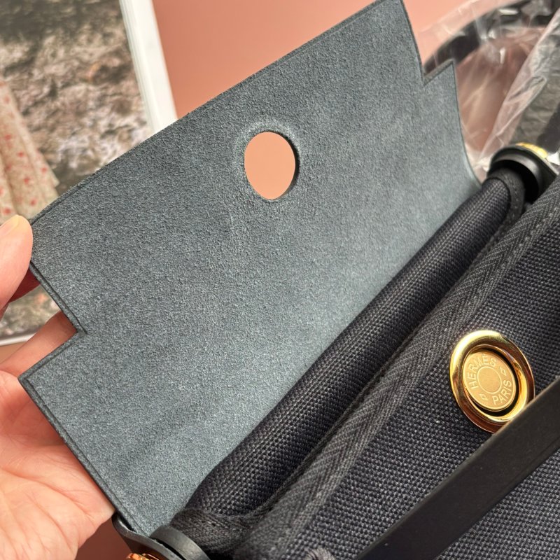 K刻 天菜::HERMES:: MINI HERBAG黑色帆布金釦斜背包-22