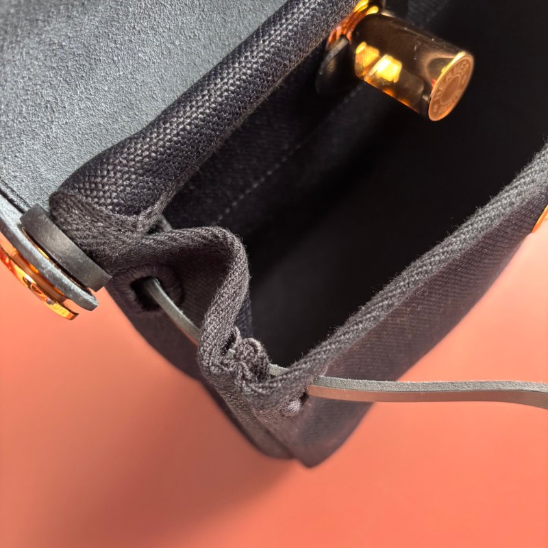 K刻 天菜::HERMES:: MINI HERBAG黑色帆布金釦斜背包-25