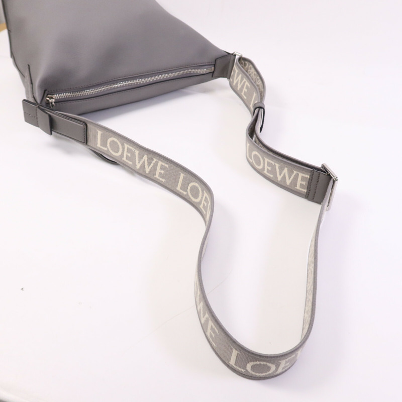 LOEWE 牛皮皮革Cubi Cross Body銀扣肩背袋-8