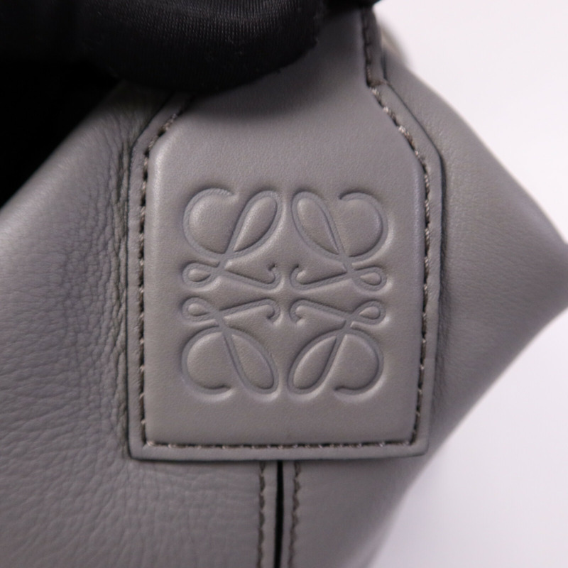 LOEWE 牛皮皮革Cubi Cross Body銀扣肩背袋-13