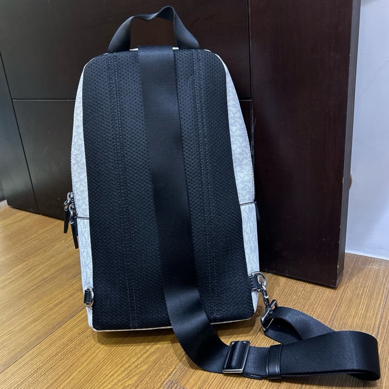 MICHAEL KORS COOPER滿版前口袋側背胸包-1