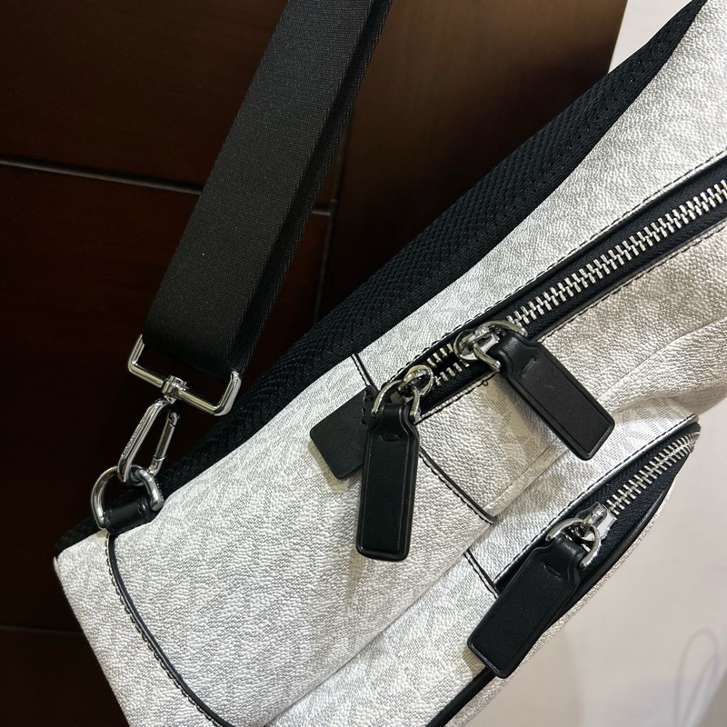 MICHAEL KORS COOPER滿版前口袋側背胸包-4