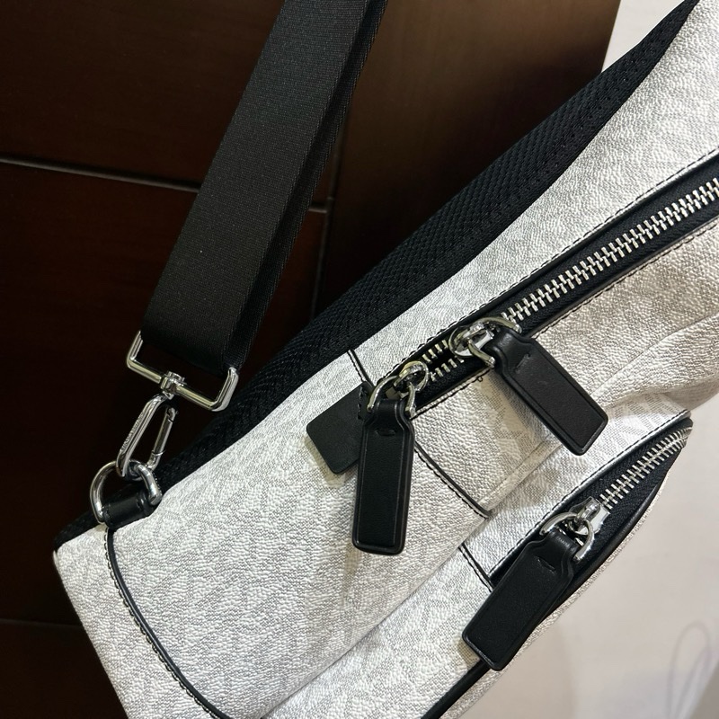 MICHAEL KORS COOPER滿版前口袋側背胸包-12