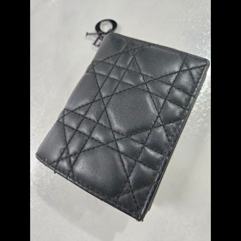 Lady Dior Lotus 錢包
消光黑色 Cannage 籐格紋羊皮
中夾錢包-0