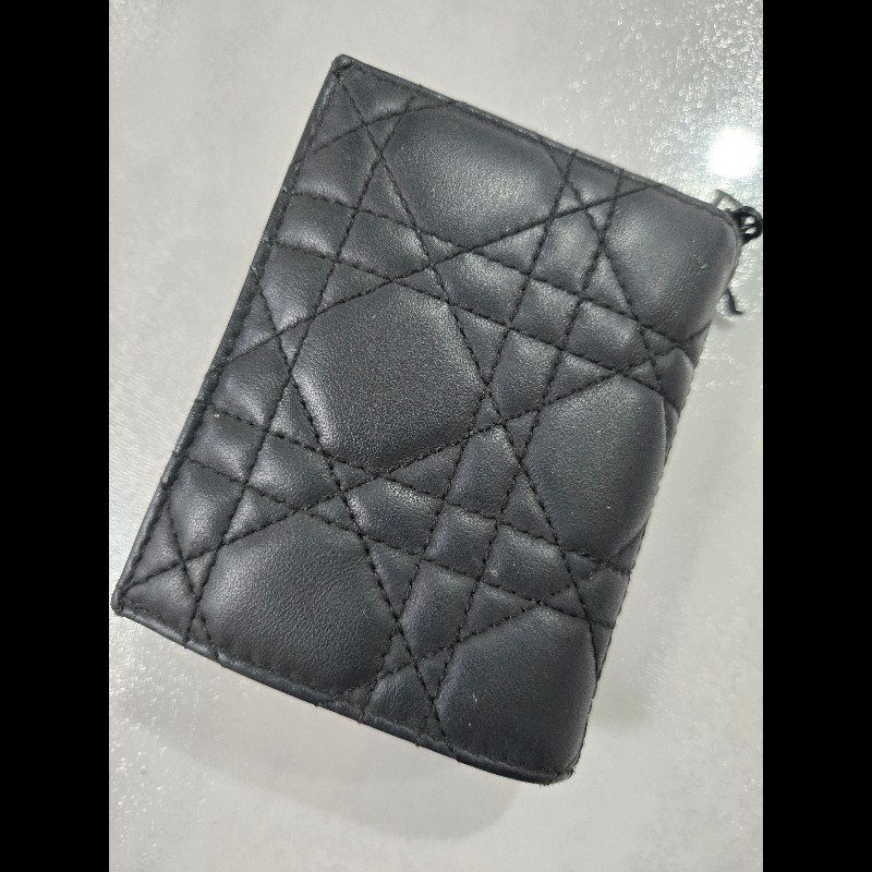 Lady Dior Lotus 錢包
消光黑色 Cannage 籐格紋羊皮
中夾錢包-6