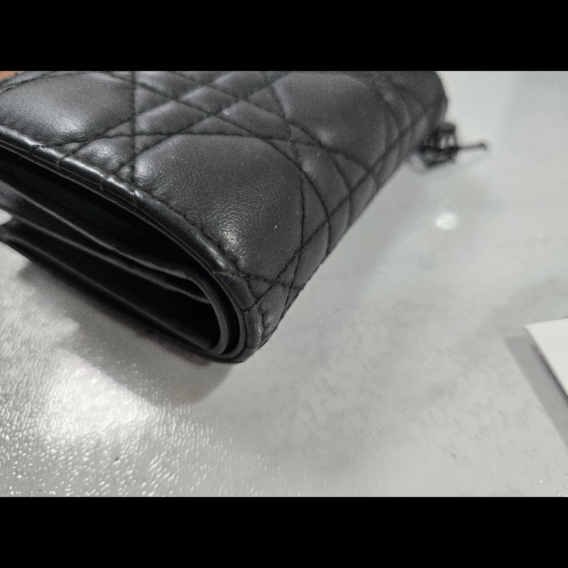 Lady Dior Lotus 錢包
消光黑色 Cannage 籐格紋羊皮
中夾錢包-9