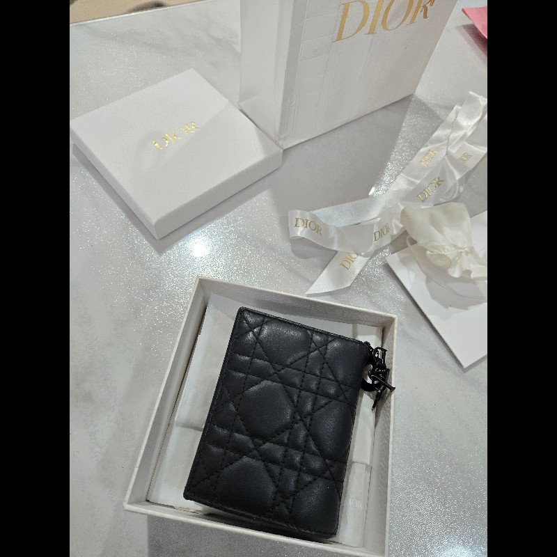 Lady Dior Lotus 錢包
消光黑色 Cannage 籐格紋羊皮
中夾錢包-17