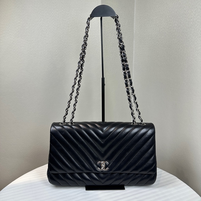 香奈兒/Chanel Surpique Chevron V紋銀扣黑色羊皮單肩斜背包33x10x18cm-0