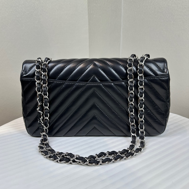 香奈兒/Chanel Surpique Chevron V紋銀扣黑色羊皮單肩斜背包33x10x18cm-1