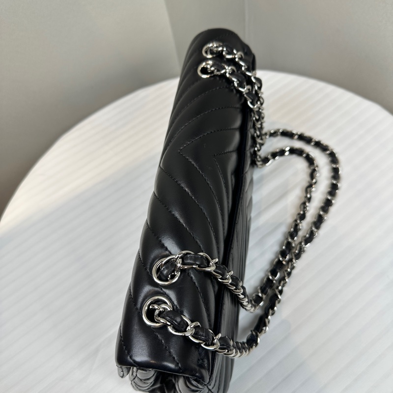 香奈兒/Chanel Surpique Chevron V紋銀扣黑色羊皮單肩斜背包33x10x18cm-4