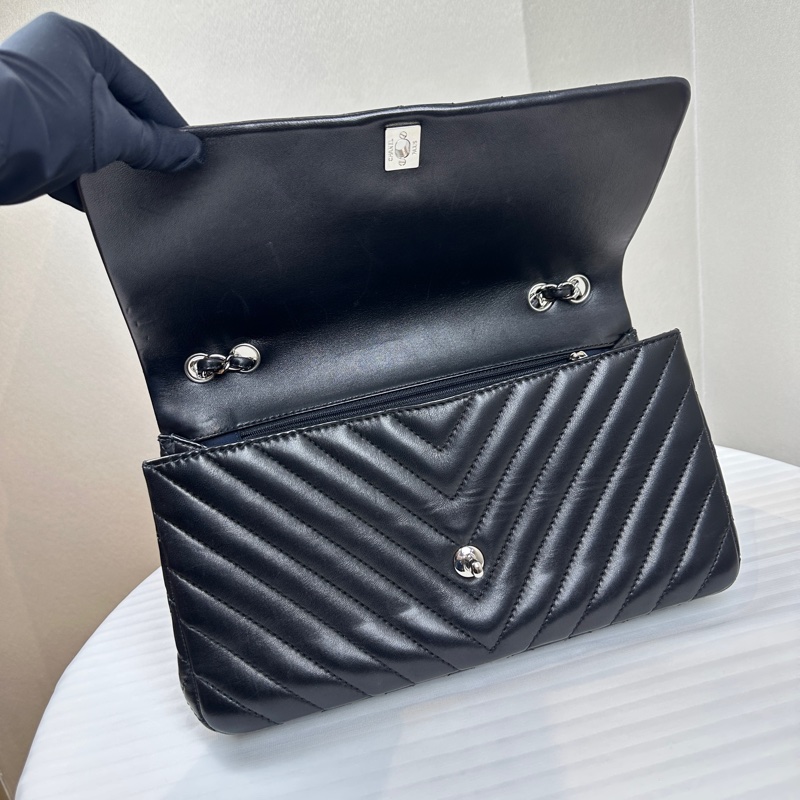 香奈兒/Chanel Surpique Chevron V紋銀扣黑色羊皮單肩斜背包33x10x18cm-6