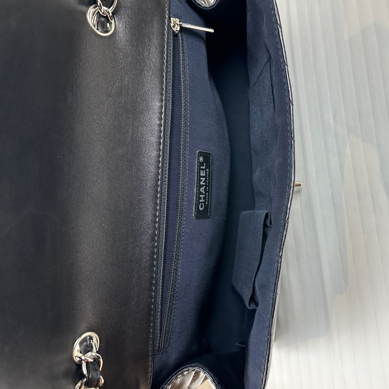 香奈兒/Chanel Surpique Chevron V紋銀扣黑色羊皮單肩斜背包33x10x18cm-7