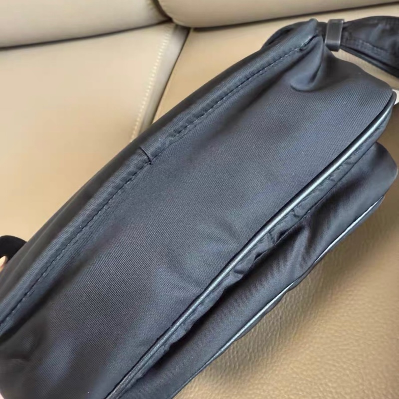 YSL聖羅蘭 黑色 尼龍niki郵差包小號斜挎包 底長約21-4