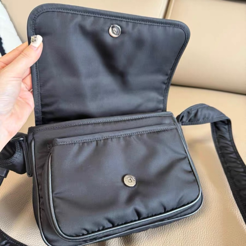 YSL聖羅蘭 黑色 尼龍niki郵差包小號斜挎包 底長約21-6